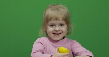 Güzel genç kız yüzünü bir yüz buruşturma ile limon yiyor. Chroma Key