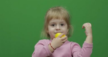 Güzel genç kız yüzünü bir yüz buruşturma ile limon yiyor. Chroma Key