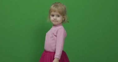 Mutlu üç yaşında bir kız. Sevimli sarışın çocuk. Dans ve yapmak yüzler