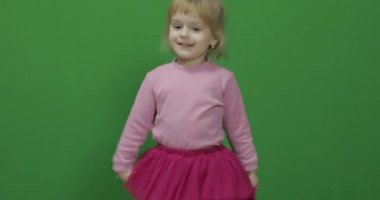 Mutlu üç yaşında bir kız. Sevimli sarışın çocuk. Dans ve yapmak yüzler