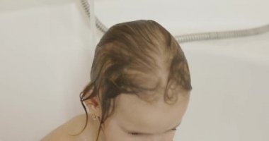 Çekici üç yaşında kız banyo yapsın. Temizleme ve saç yıkama