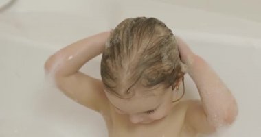 Çekici üç yaşında kız banyo yapsın. Temizleme ve saç yıkama