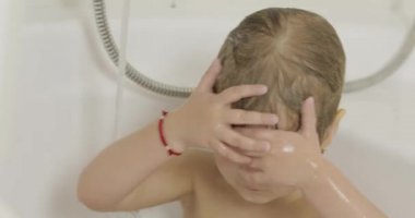 Çekici üç yaşında kız banyo yapsın. Temizleme ve saç yıkama