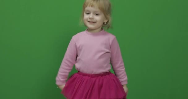 Heureuse fille de trois ans. Mignon enfant blonde. Danse et faire des visages — Video