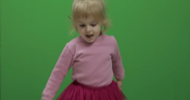 Heureuse fille de trois ans. Mignon enfant blonde. Danse et faire des visages — Video