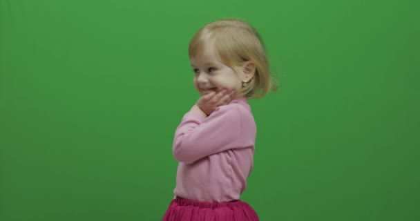 快乐的三岁女孩。可爱的金发碧眼的孩子。跳舞和做鬼脸 — 图库视频影像