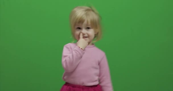 Gelukkig drie jaar oud meisje pakt haar neus. Schattige blonde kind — Stockvideo