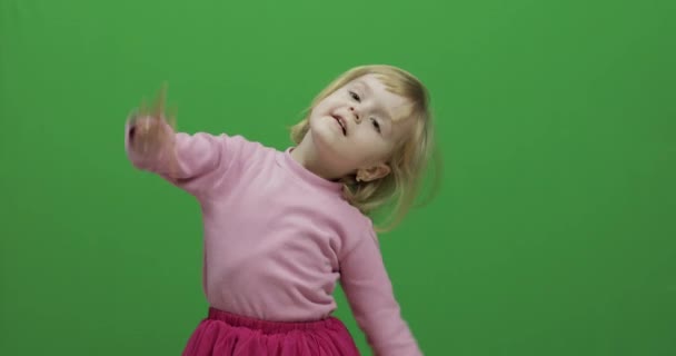 Ευτυχισμένος κορίτσι τριών ετών επιλέγει τη μύτη της. Χαριτωμένο ξανθό παιδί — Αρχείο Βίντεο