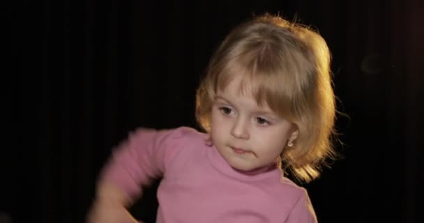 Attrayant enfant mangeant un énorme bloc de chocolat. Jolie fille blonde — Video