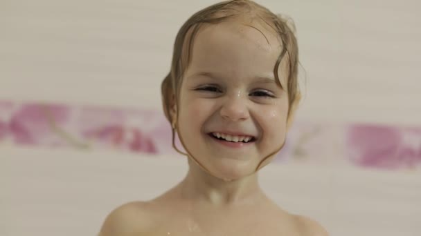 Atractiva niña de tres años toma un baño. Limpieza y lavado del cabello — Vídeo de stock