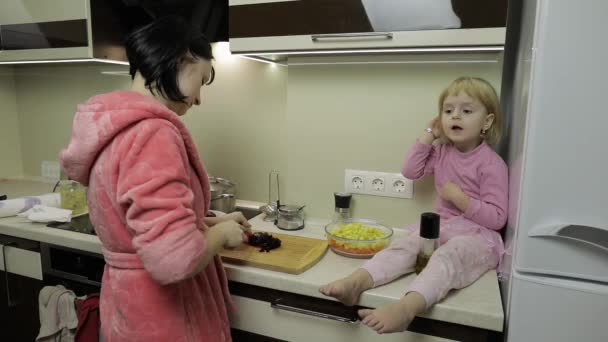 Χαριτωμένο μικρό κορίτσι μαγείρεμα με τη μητέρα της. Μικρή κόρη μητέρα μαζί — Αρχείο Βίντεο