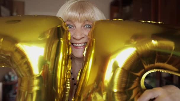 Χαριτωμένο γιαγιά γιορτάζει τα γενέθλιά της. Μπαλόνια κρατά στα χέρια της — Αρχείο Βίντεο