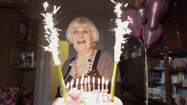 Feliz finalista a segurar bolo. Celebrando aniversário de aniversário em casa — Vídeo de Stock