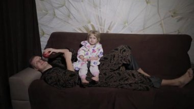 Küçük kızı babası izlerken ilginç film ve yeme elma ile