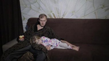 Küçük kızı babası izlerken ilginç film ve yeme elma ile