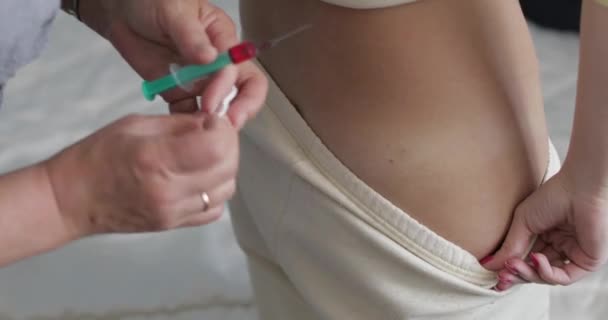 Nővér teszi injekciós fecskendő antibiotikum betegek a lövés a csacsi — Stock videók