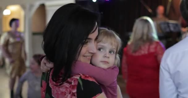 Kisgyermek tánc a Patry anyával. Érezd jól magad. Szórakozás a diszkóban — Stock videók