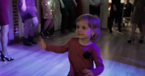 Un niño pequeño baila en el patry. Siéntete feliz, sonriendo. Chica divirtiéndose en disco — Vídeos de Stock