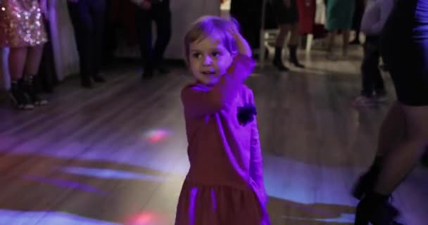 Uma dança infantil na pastelaria. Sente-te feliz, a sorrir. Menina se divertindo na discoteca — Vídeo de Stock