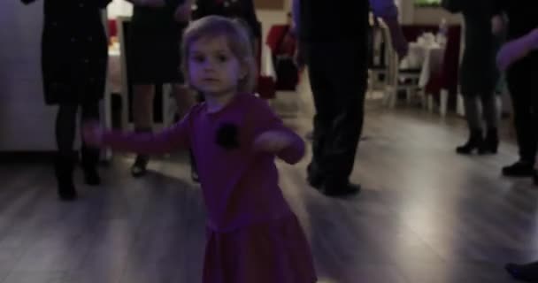 Ένα μικρό παιδί να χορεύει στο παστό. Νιώσε χαρούμενος, χαμογελαστός. Κορίτσι που διασκεδάζει στη ντίσκο — Αρχείο Βίντεο