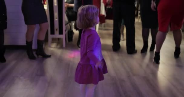 Un niño pequeño baila en el patry. Siéntete feliz, sonriendo. Chica divirtiéndose en disco — Vídeo de stock