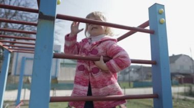 Komik sevimli kız oynuyor. Joyous kadın çocuk sahip olan eğlence üzerinde Playground
