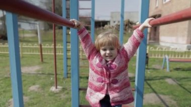 Komik sevimli kız oynuyor. Joyous kadın çocuk sahip olan eğlence üzerinde Playground