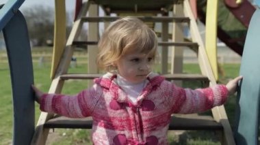 Komik sevimli kız oynuyor. Joyous kadın çocuk sahip olan eğlence üzerinde Playground