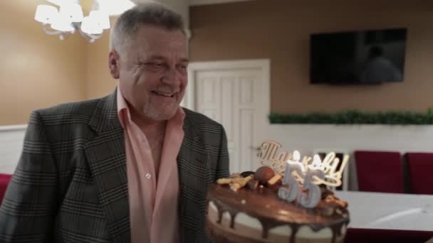 Счастливый респектабельный старик держит торт. Празднование юбилея — стоковое видео