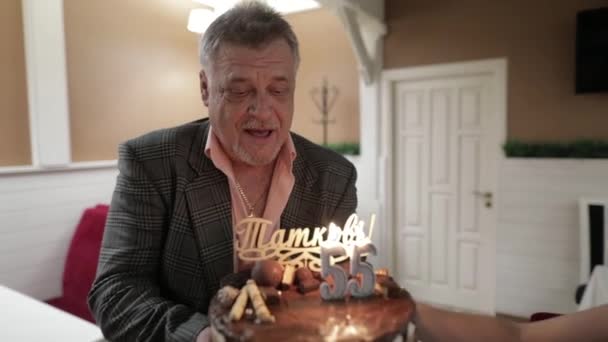 Mutlu saygın yaşlı adam pasta tutuyor. Doğum günü yıldönümünü kutluyor — Stok video