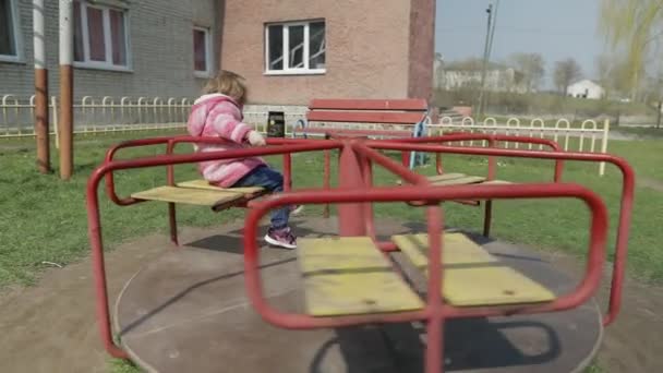 Lustiges nettes Mädchen spielt. fröhliches weibliches Kind hat Spaß auf Spielplatz — Stockvideo