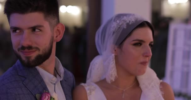 Felice coppia nuziale. Bello sposo e sposa. Sposa grida in velo nuziale — Video Stock