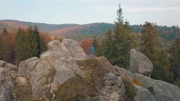 Молодой человек на холме горы. Бизнесмен. Жених. Жених. Воздушный — стоковое видео