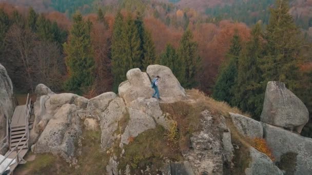 Un giovanotto sulla collina di una montagna. Uomo d'affari. Lo sposo. Sposo. Aerea — Video Stock