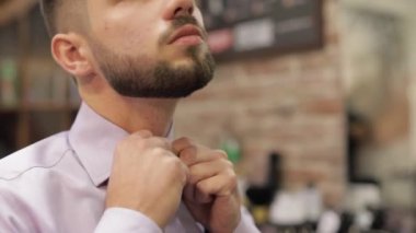 Damat Kuaför arka planda gömlek ayarlar. Gelin gitmeye hazırlanıyor