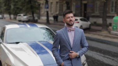 Sokakta spor araba yakın damat. Pembe gömlek, papyon, mavi ceket. Işadamı
