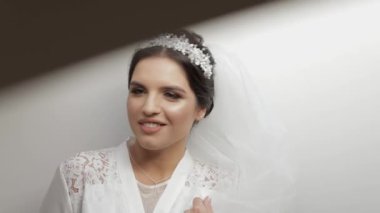 Gece elbisesi ve peçe güzel ve güzel bir gelin. Düğün sabahı. Yavaş hareket
