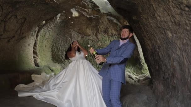 Para ślubna. Groom otwiera butelkę szampana. Zwolnionym — Wideo stockowe