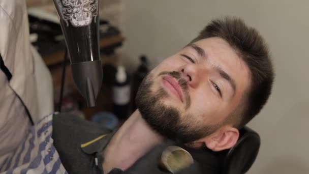 Cliënt met zwarte baard tijdens baard scheren in Barber Shop. Bruidegom, mannelijk — Stockvideo