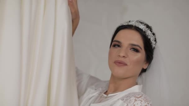 Hermosa y encantadora novia en vestido de noche y velo. Vestido de novia. Movimiento lento — Vídeos de Stock