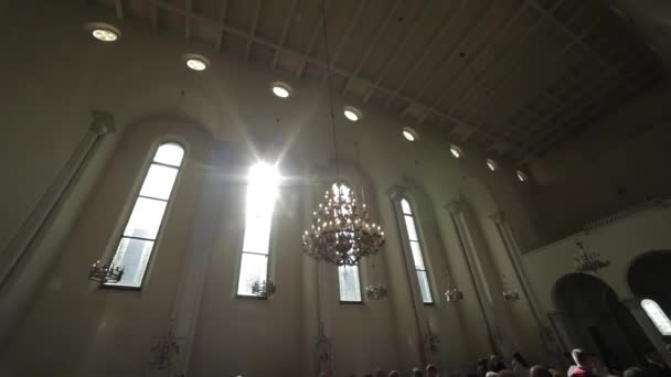 Sol ljuset passerar genom kyrkans fönster — Stockvideo