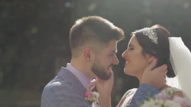 Düğün çifti. Güzel damat ve gelin. Mutlu bir aile. Erkek ve kadın aşık