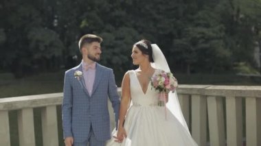 Damat geliniyle yürüyor. Düğün çifti. Mutlu bir aile. Erkek ve kadın aşık