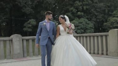 Damat geliniyle yürüyor. Düğün çifti. Mutlu bir aile. Erkek ve kadın aşık