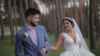 Damat geliniyle yürüyor. Düğün çifti. Mutlu bir aile. Erkek ve kadın aşık