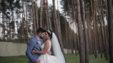 Düğün çifti öpücük yapıyor. Güzel damat ve gelin. Mutlu aile