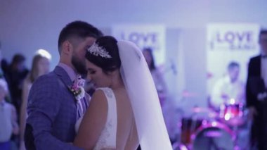 Sadece evli çift düğün partide dans ediyor