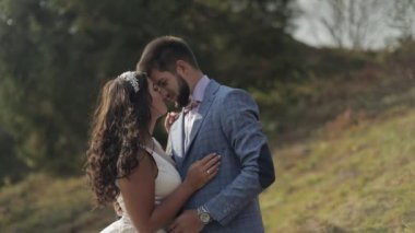 Parkta gelin ile damat. Düğün çifti. Sevgi içinde mutlu bir aile