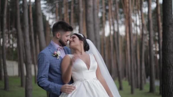Couple de mariage faisant un baiser. Charmant marié et mariée. Famille heureuse 