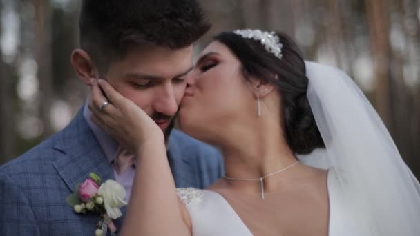 Pareja de bodas haciendo un beso. Precioso novio y novia. Familia feliz — Vídeo de stock